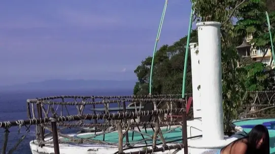 Tropisches Schwanzlutschen und Pussy-Pounding-Raserei am Pool: Ansehen auf EroticOnly.DE